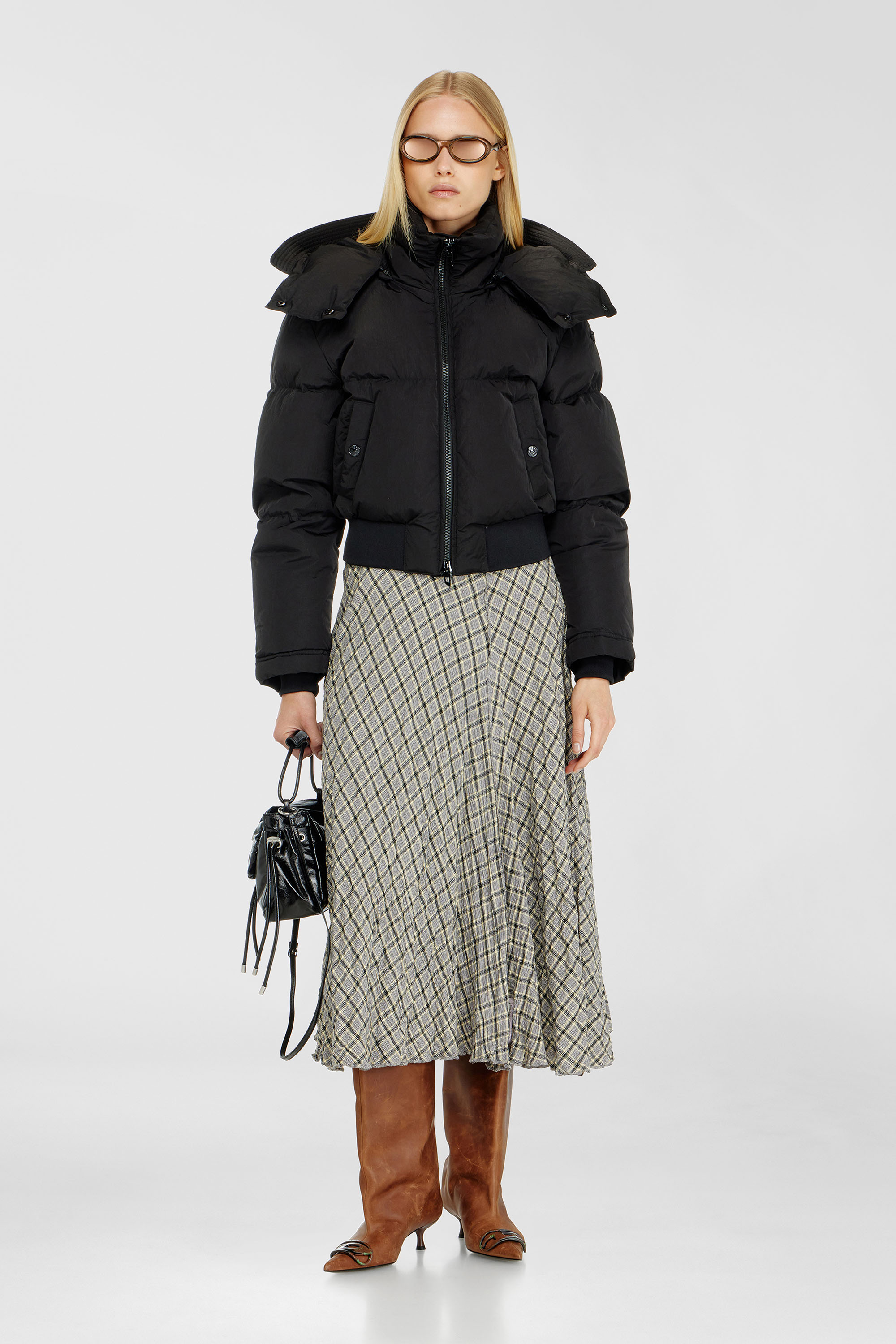 Diesel - W-PEYT-SHORT-NEW-WD, Woman's Wrinkled-nylon down puffer jacket with detachable hood in Black - 1
